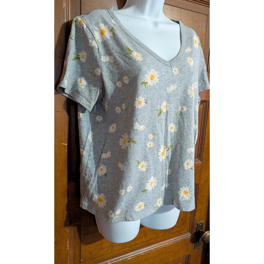 Old Navy Everywhere V-Neck "Friendly Daisy" Printed Tee - Picture 3 of 9